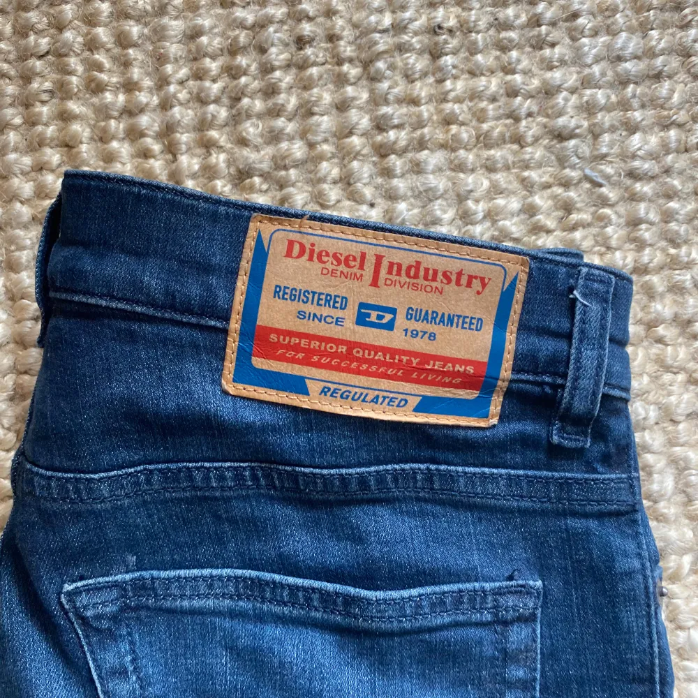 Ett par Diesel Slim tapered jeans i storlek 29/32. Använda ett fåtal gånger och i mycket bra skick. Nypris 1500. Jeans & Byxor.
