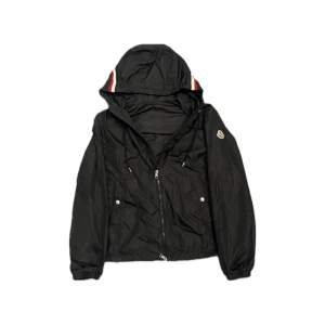 - Moncler Windbreaker - Skick 8-9/10 (Pyttelitet hål på ena armen annars som ny) - Storlek 1 (S-M) - Kvitto medföljer - 100% äkta