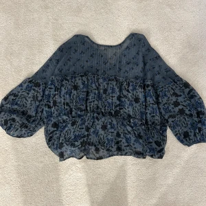 Blus - Jättefin blå blommig blus!!🩵🩵🩵 Säljer då den tyvärr inte passar mig!