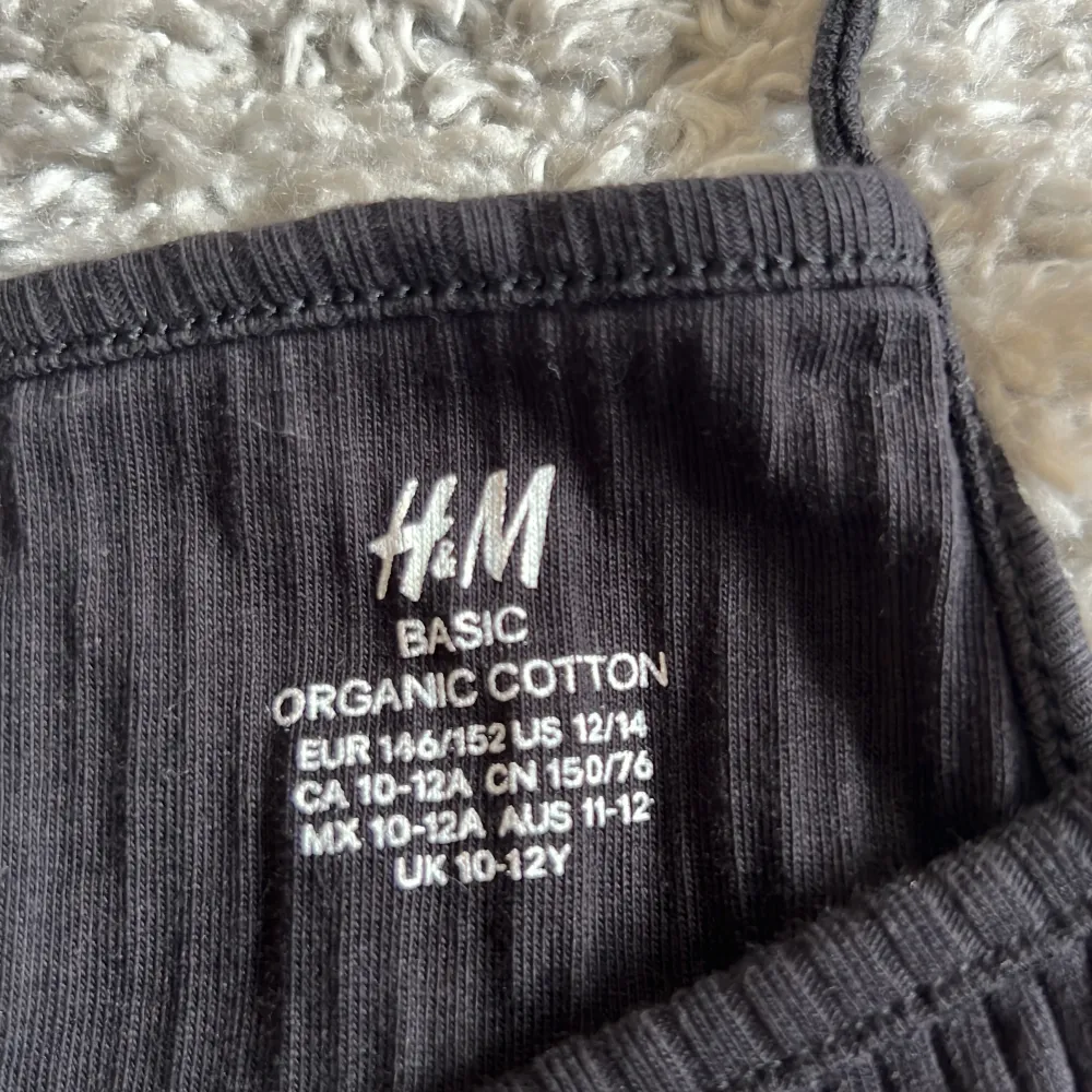 Ett svart fint linne från H&M. Storlek  146-152! Billigt pris 🤩. Toppar.