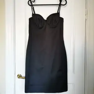 Dress from H&M size 40. Fits beautiful. Like new 