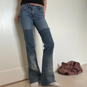 Lågmidjade bootcut jeans  - Sjukt coola jeans som jag köpt secondhand men de är ursprungligen från märket Crocker💕 jag är 175💕