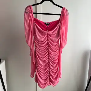Rosa festklänning från Missguided! Aldrig använd med prislappen kvar. Liten i storleken 🌸