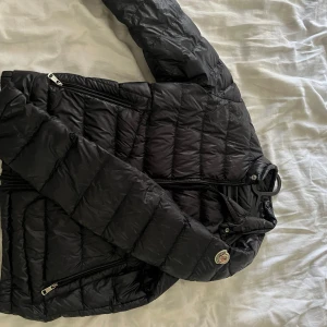 Moncler acorus down - En väldigt tunn moncler jacka i storlek 2 använd i ca 1/2 månader men fortfarande i väldigt bra skick!  Du får med allt du ser på bilden👍🏽