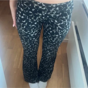 Leopard byxor  - Säljer dessa snygga! Är 170 och de är långa på mig på ett snyggt sätt 💕💕