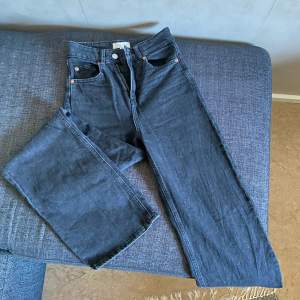 Svarta/mörkgrå jeans i storlek 34. Kan tyvärr inte skicka med byxorna på då de är för små