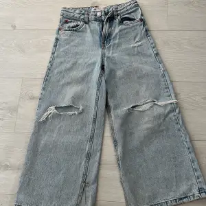 Jeans för tjej från zara. Använd men är i bra skick. Storlek 8, 128 cm  