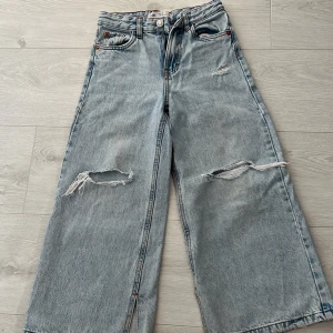 Jeans från zara storlek 128 - Jeans för tjej från zara. Använd men är i bra skick. Storlek 8, 128 cm  