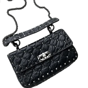 Valentino Garavani Small Nappa Rockstud Spike Bag  - As snygg och unik väska från valentino i superbra skick💕tar emot bud men inte under 9000💕nypris 24000