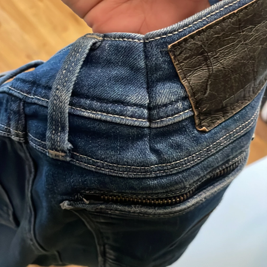 Säljer ett par g star byxor!! Mammas gamla. Har sytt dom vid midjan så det blir fastare men man ser knappt. - 91