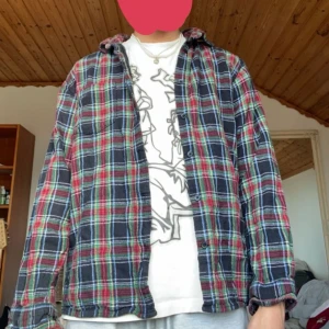 Mysig Rutig Skjorta - Inte för tjock eller tunn, bra kvalite. Använt den knappt så väldigt bra skick. 