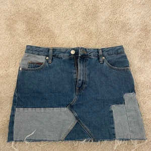Tommy hilfiger - Hej säljer min kjol då den inte kommer till nån användning. Helt oanvänd och är i storlek M. Vid frågor är det bara att skriva.