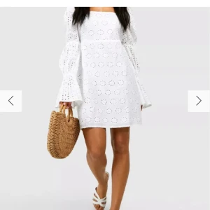 Studentklänning - Superfin klänning från Boohoo, passar perfekt till student eller skolavslutning💕säljer då den tyvärr va för stor på mig