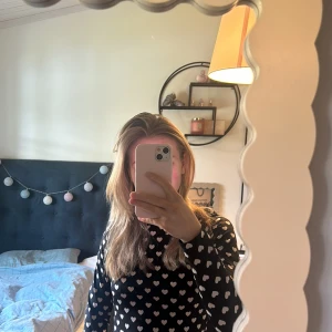 Långärmad mönstrad tröja - Säljer denna långärmade tröja!!! Den är aldrig använd och är som ny. Säljer den då den inte kommer till användning.🤍🖤pris kan diskuteras!!!