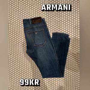 Feta jeans från Emporio Armani i slimfit. Storleken är 31 i midjan och 32 i längden. Fina detaljer runtom jeansen (se bilder) samt en liten defekt, skinlappen har lossnat smått. Fråga gärna om ni har funderingar!