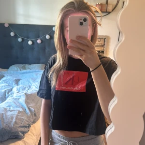 Calvin Klein T-shirt  - Säljer denna T-shirt från Calvin Klein!!! Den är använd några få gånger men i fint skick, inga defekter. Köpt för ca 450 kr. Den är i en kortare model och ska sitta lite oversized. 🖤❤️pris kan diskuteras! 