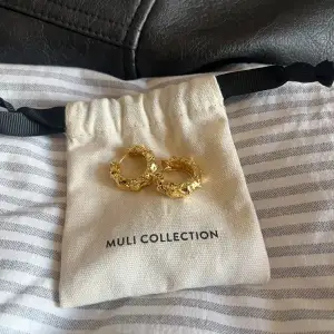 Nya oanvända örhängen från Muli Collection. Helt slutsålda på hemsidan