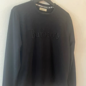 Burberry tröja - En riktigt snygg och unik burberry tröja, väldigt sparsamt använd. Självklart äkta också precis som alla mina grejer🙌🏻