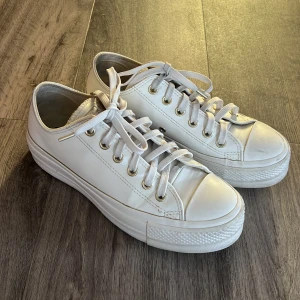 Converse chuck taylor  - Hejj! Säljer mina Converse chuck taylor skor, eftersom de inte kommer till användning🌸🌸Storlek 38, men passar mig som brukar ha 39/40, alltså lite större i storleken. Pris kan diskuteras
