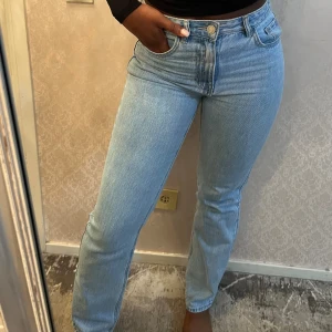 Slå straight jeans  - Säljer dessa helt nya jeans då de är lite för små!
