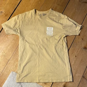 Vans t shirt  - Den är i bra skick och ungefär helt ny