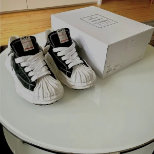 Maison Mihara skor - Säljer nu mina maison mihara blakey, nypris är ca 3500kr. Har såklart kvitto och skorna är i bra skick. Tveka inte att fråga om mer bilder eller funderingar