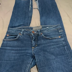 Mörkblå jeans. - Low waist, väldigt bra skick och är vintage. Acne jeans. Storleken är 30x 34. Väldigt fin köp nu<3  Obs! Är inte skinny jeans.
