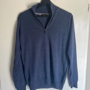 Merino ziptröja - Säljer en oanvänd högkvalitativ merinotröja från SAND i riktigt snygg blå färg. Nypris: 1800 kronor. Säljer för endast 599 kronor.