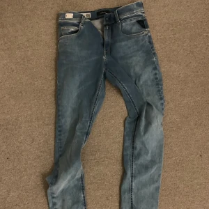 Replay jeans - Ljusblåa Replay jeans, använda max 2 gånger. 9/10 skick. Modellen heter hyperflex, en skinny modell. Storlek 158cm
