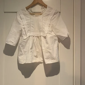 Vit zara blus - En jätte gullig blus från zara. Blusen har många fina detaljer och är jätte fin till sommaren.