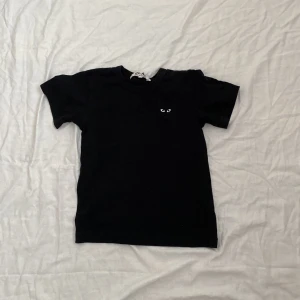 Cdg t shirt - Säljer denna cdg t-shirten som är för liten för mig nypris ca 600 mitt pris 150 storlek xs skick 8/10 de är en tjejmodel/barn