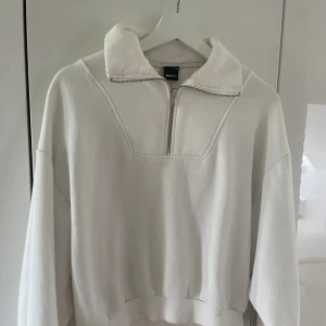 Tjocktröja  - Tröja med zip, från Gina tricot  Storlek M, men som S  Köparen står för frakt 💗