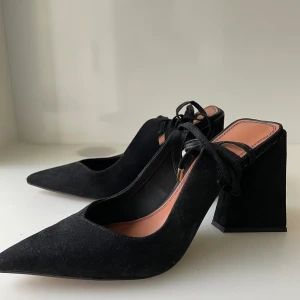 Svarta klackskor - Nästan som nya, använda endast en gång