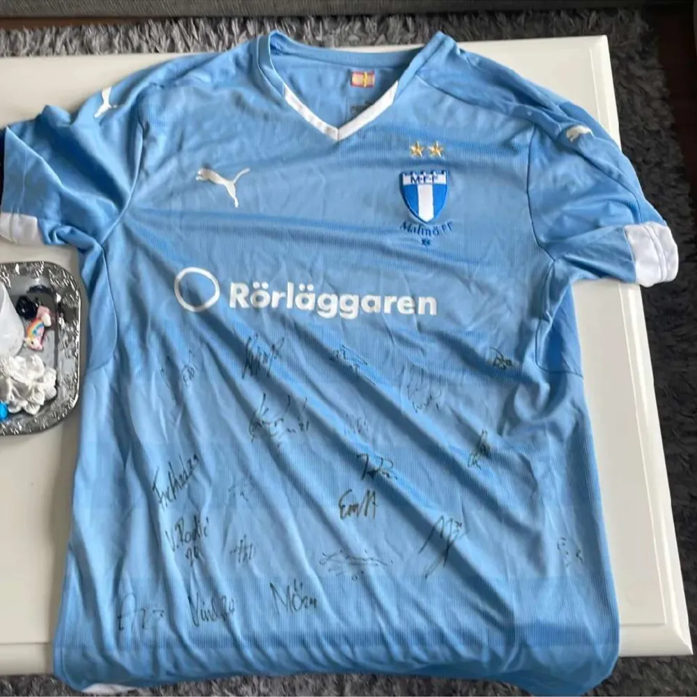 Säljer min Malmö FF tröja då den har bara varit i garderoben länge.Tröjan är köpt hos Malmö FF klubbshop men har inget kvitto då tröjan är gammal.Tröjan är från säsongen 14/15 och har autografer från spelare så som Emil Forsberg o Marcus Forsberg mm.. Tröjor & Koftor.