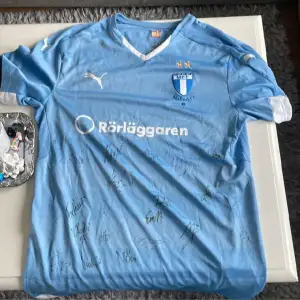 Säljer min Malmö FF tröja då den har bara varit i garderoben länge.Tröjan är köpt hos Malmö FF klubbshop men har inget kvitto då tröjan är gammal.Tröjan är från säsongen 14/15 och har autografer från spelare så som Emil Forsberg o Marcus Forsberg mm.