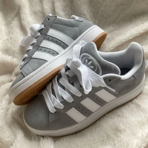 ADIDAS GREY CAMPUS 00s - Helt nya (använda typ 1 gång), skriv för fler bilder