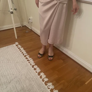 Kjolen - Viskos beige kjol  Helt ny .