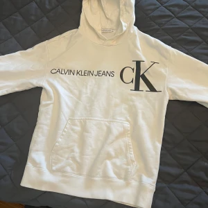 Till Sommaren  - Calvin Clein Hoddie matchar med allt vit bra skick 9/10 158 till 160 barn 