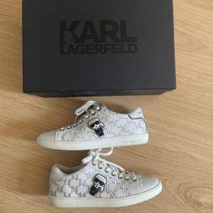 Karl Lagerfeld skor som endast är använda fåtal gånger. De är i mycket bra skick och har inga stora defekter. Låda samt påse ingår! 