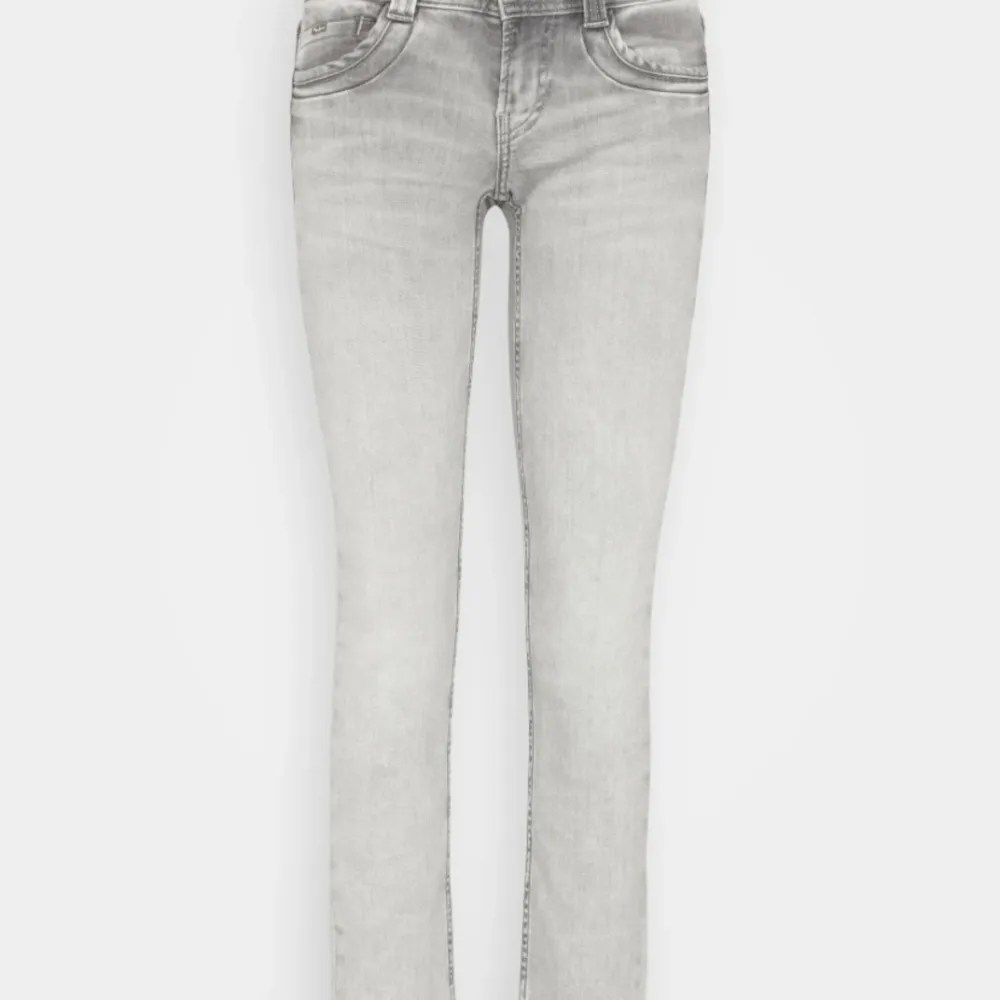 Jättefina low wais jeans, säljer på grund av att jag har ett par liknande.💕💕. Jeans & Byxor.
