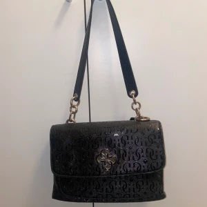 GUESS VÄSKA - Axelväska från Guess 