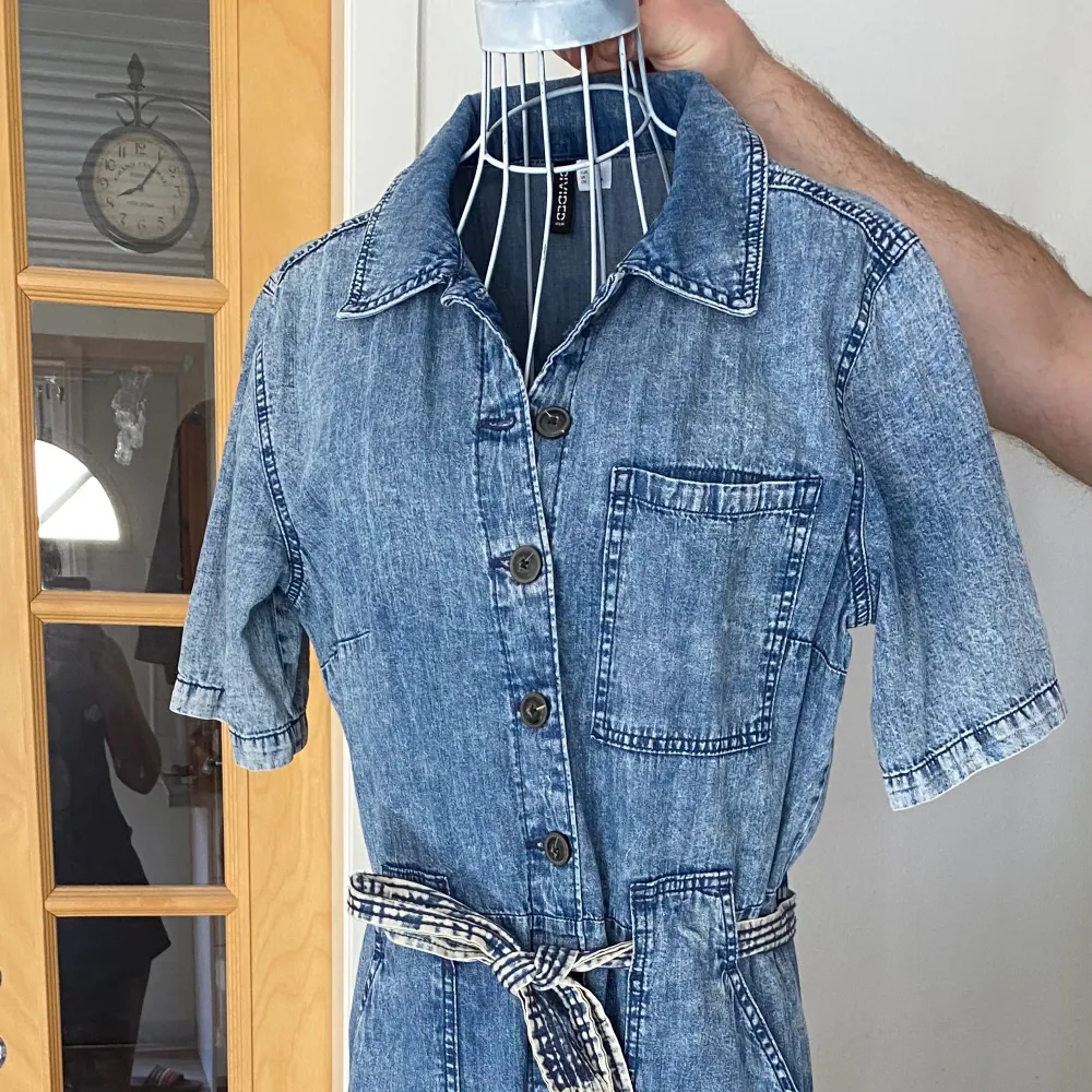 Superhäftigt Jumpsuit med bälte . Jeans & Byxor.