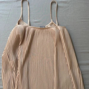 Volang topp - En volang topp som köptes förra sommaren men som ej kommer till andvänding då jag har för många toppar💓 kan även tänka mig gå ner i pris vid en snabb affär💓