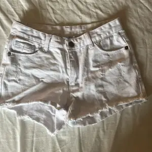 Säljer dessa jättefina vita shortsen i stl 158/xs från uniq dnm, därför att de är för små för mig. Andvänd några få gånger.🤍