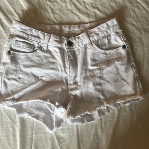 Vita jeansshorts  - Säljer dessa jättefina vita shortsen i stl 158/xs från uniq dnm, därför att de är för små för mig. Andvänd några få gånger.🤍