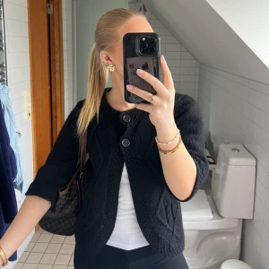 Kofta - Säljer denna kofta med 3/4 ärm. Dem är använd men i mycket bra skick. Den är i storlek M men passar även mig bra som vanligtvis är en S💗