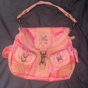 Rosa vintage väska från sansibar, skulle säga att den är medelstor, perfekt till sommaren! ❤️