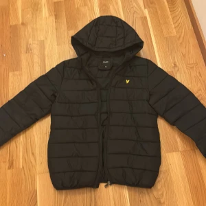  Snygg jacka - Det är en LYLE & SCOTT jacka junior  