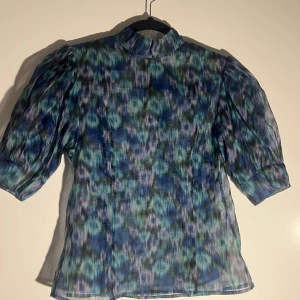 multifärgad blus - - grön, blå, rosa-färgad - luftig - lite genomskinlig - luftig - väldigt bra skick 