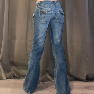 Bootcut jeans  - Jättefina vintage byxor med söm mittpå ❤️innerbenslängden är 80 cm och midjemåttet 38 cm ❤️skriv om du har någon fråga, kolla gärna in min profil, säljer en massa kläder från 2000 - tals märken, byxorna är utsydda till bootcut och lågmidjade ❤️❤️